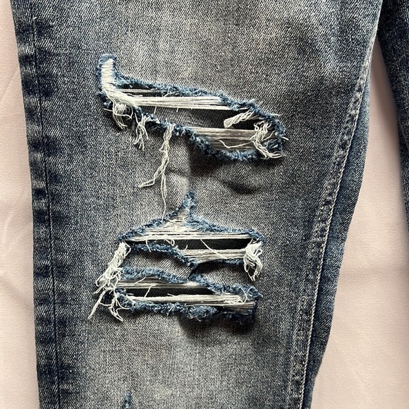 NWT - Maurices High-Rise "Boyfriend Edgely" Distressed Jeans - Size 0 Regular - Picture 3 of 11